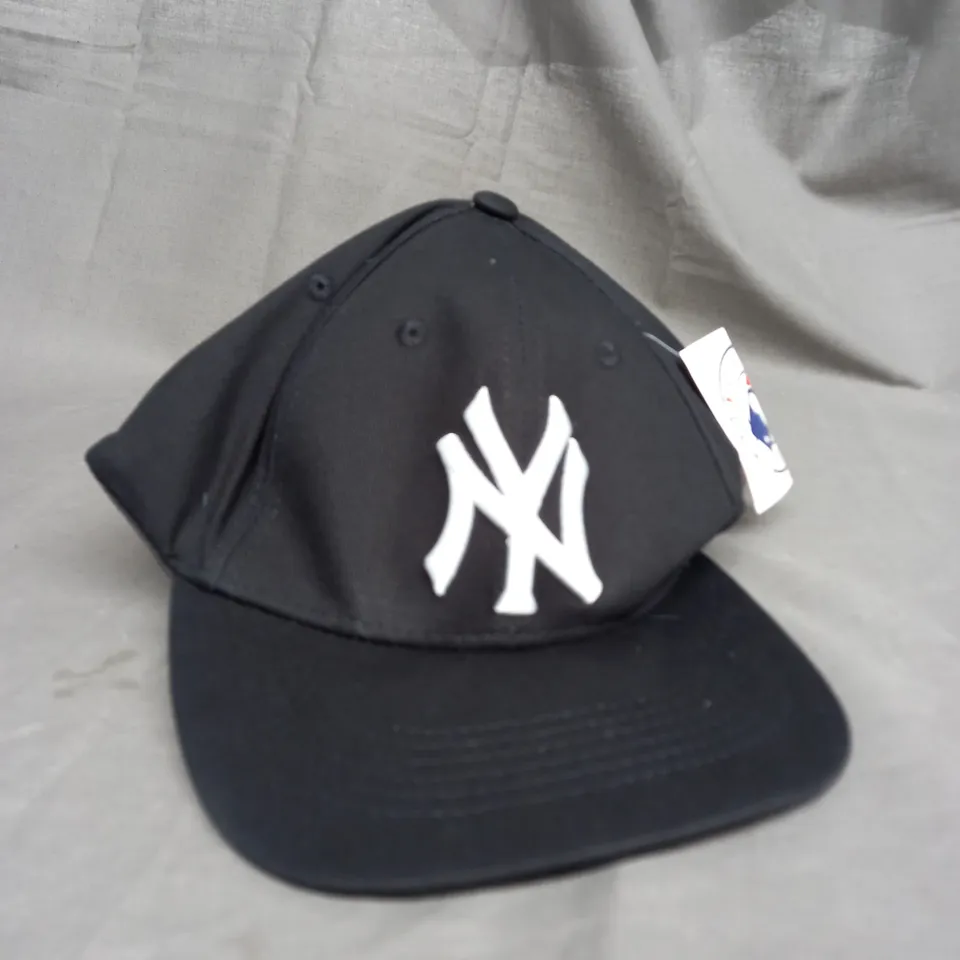 NEW ERA BLACK CAP