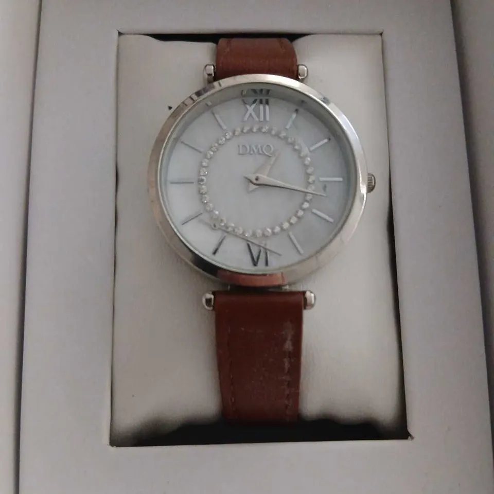 DMQ ROUND LADIES' WRISTWATCH WITH CRYSTAL RING – BROWN LEATHER STRAP