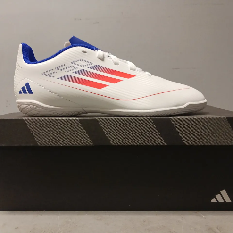 BOXED PAIR OF ADIDAS F50 CLUB SHOES IN WHITE/BLUE/RED UK SIZE 2
