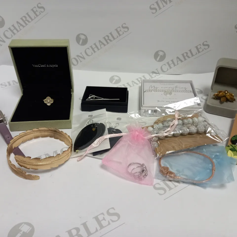 BOX OF APPROXIMATELY 30 ASSORTED JEWELLERY ACCESSORIES TO INCLUDE WATCHES, RINGS, BRACELETS ETC 