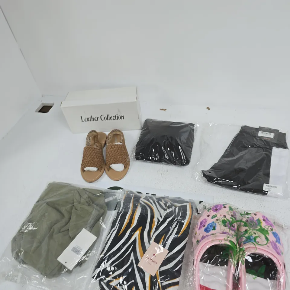 BOX OF APPROXIMATELY 15 ASSORTED CLOTHING ITEMS IN VARIOUS COLOURS, SIZES AND STYLES