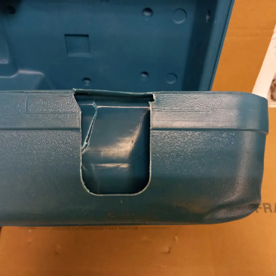 BOX OF 4 ITEMS TO INCLUDE MAKITA TOOL BOX, LARGE DRILL BIT AND TOILET LIGHT