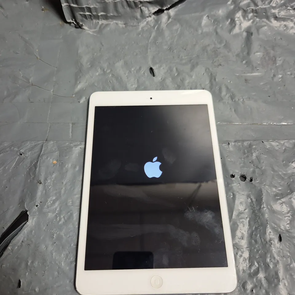 APPLE IPAD MINI IN WHITE - A1432
