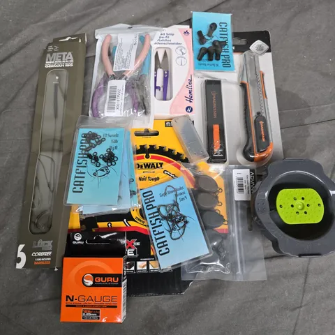 APPROXIMATELY 20 ASSORTED SHARP HOUSEHOLD ITEMS TO INCLUDE MAGNUSSON SNAP OFF KNIFE, DEWALT ELITE SERIES BLADE, META LEAD CUP LOCK HOOKS, ETC - COLLECTION ONLY