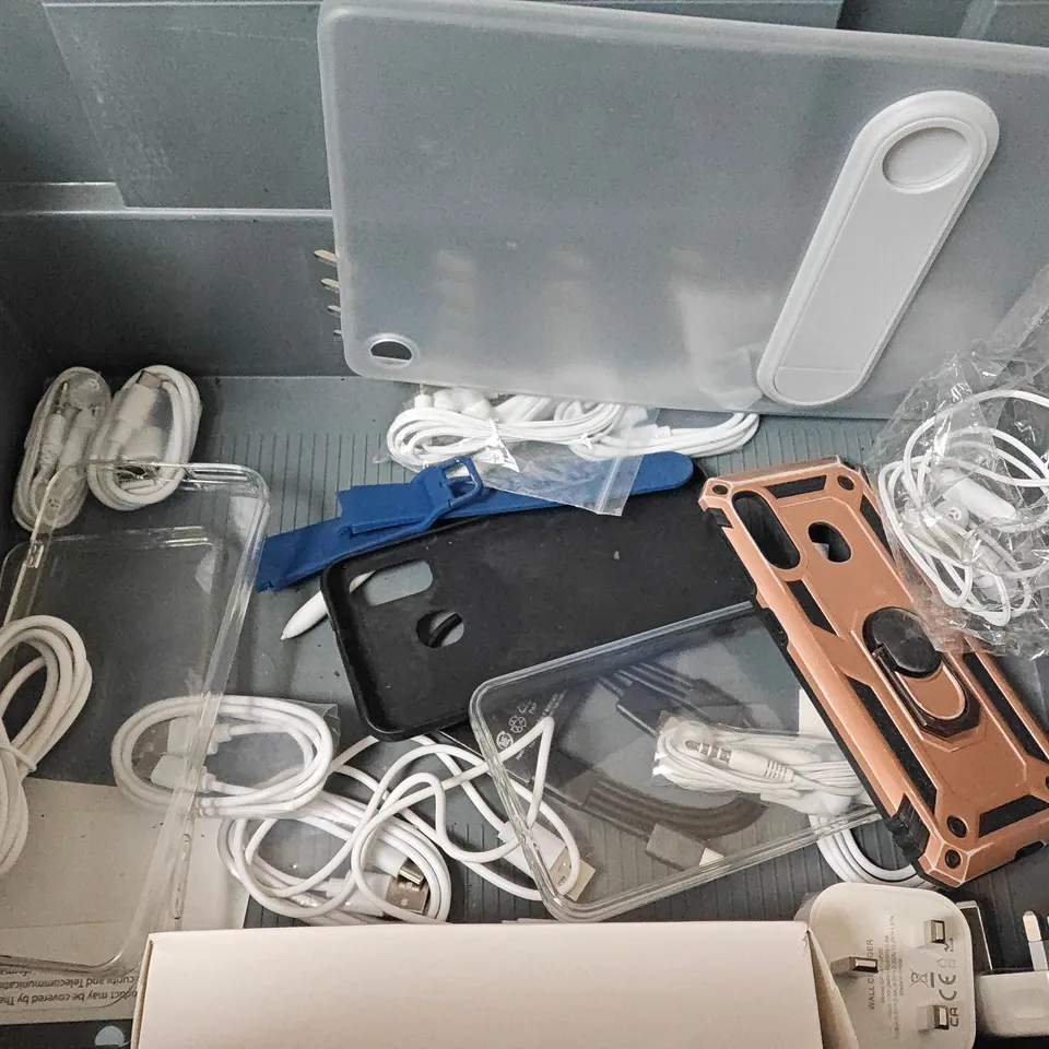LOT OF ASSORTED MOBILE PHONE AND TABLET ACCESSORIES TO INCLUDE CHARGE CABLES, TABLET CASES AND POWER ADAPTERS