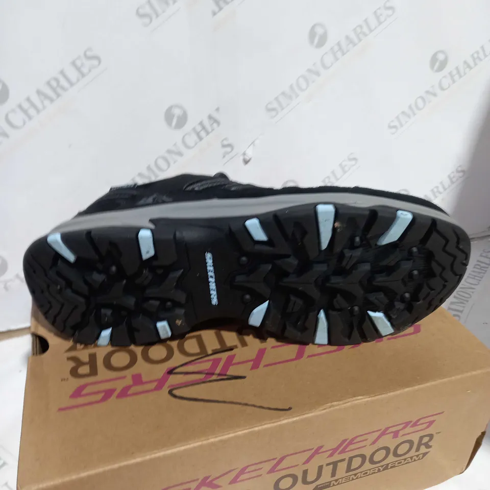 BOXED PAIR OF SKECHERS TREGO WATERPROOF HIKING BOOTS IN BLACK - SIZE 8