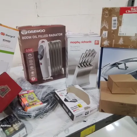 BOX OF APPROXIMATELY 10 VARIOUS HOUSEHOLD ITEMS TO INCLUDE: DISNEY ORNAMENT, KNIFE SET, 800W OIL FILLED RADIATOR, SINK DISH DRYING RACK,CASSEROLE DISH, FRYING PANS ETC.