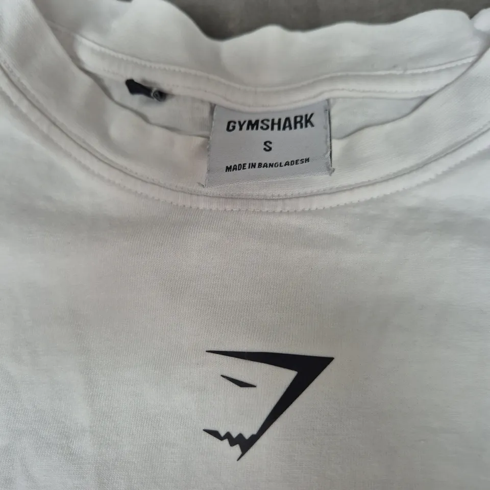 GYMSHARK WHITE T-SHIRT WITH CHEST LOGO – SIZE S