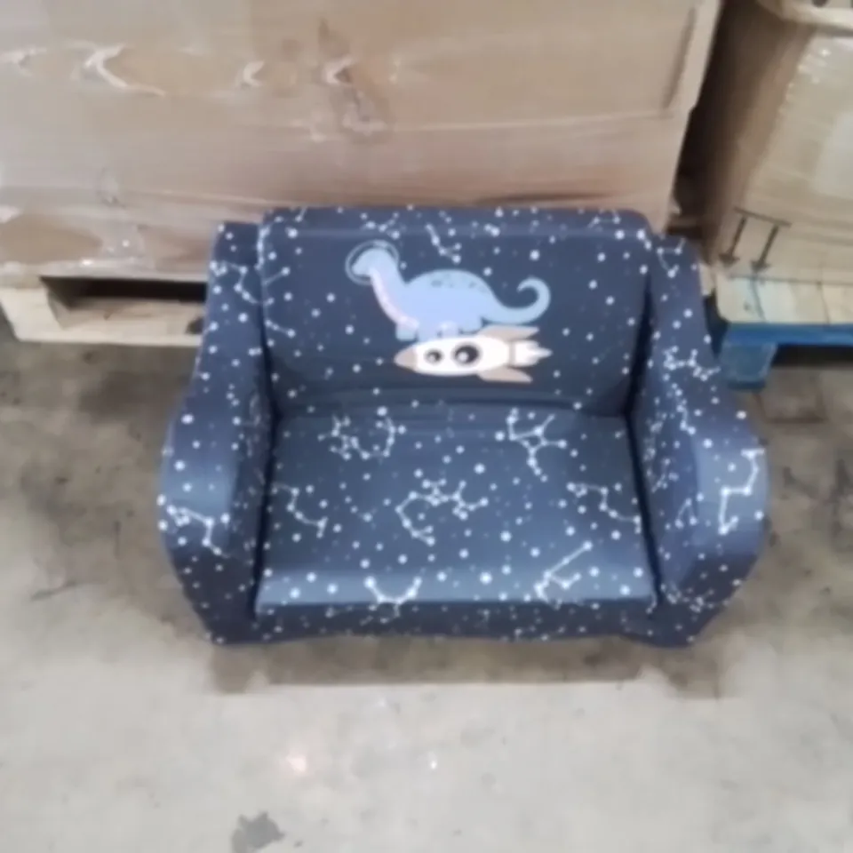 PALLET CONTAINING A LARGE QUANTITY OF PILLOWS AND CUSHIONS 