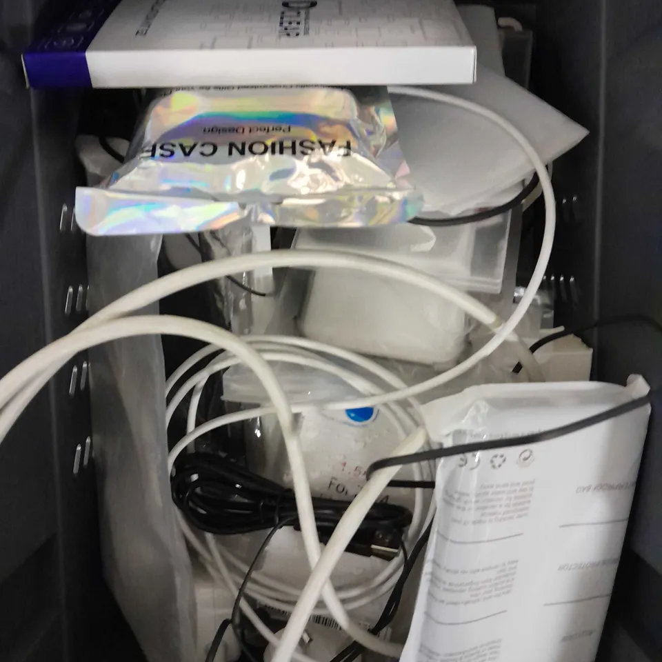 APPROXIMATELY 30 ASSORTED SMARTPHONE/TABLET ACCESSORIES TO INCLUDE PROTECTIVE CASES, CHARGING CABLES, USB PLUGS ETC 