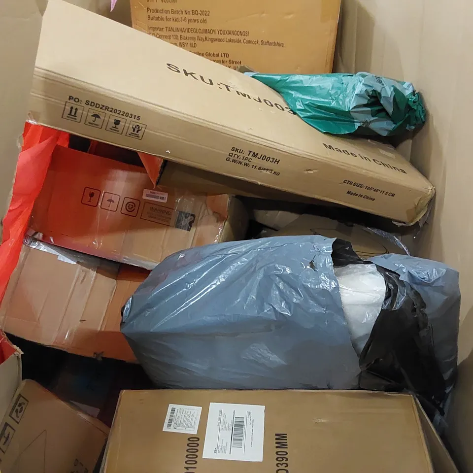 PALLET OF ASSORTED ITEMS INCLUDING: 25L FEED CRUSHER, LARGE MIRROR BADMINTON RACKET, TOILET SEAT 