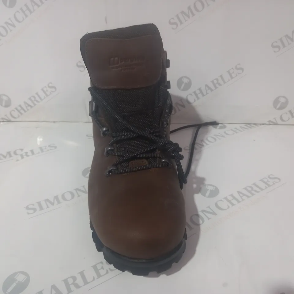 BOXED PAIR OF BERGHAUS HILLWALKER II GTX BOOTS IN BROWN UK SIZE 10