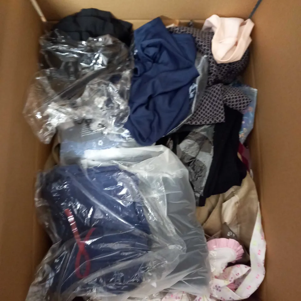 BOX OF APPROX 35 ASSORTED CLOTHING ITEMS TO INCLUDE - DRESSES, T-SHIRTS AND TROUSERS