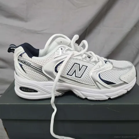 BOXED PAIR OF NEW BALANCE 530 SNEAKERS – WHITE, MEN'S - SIZE 6