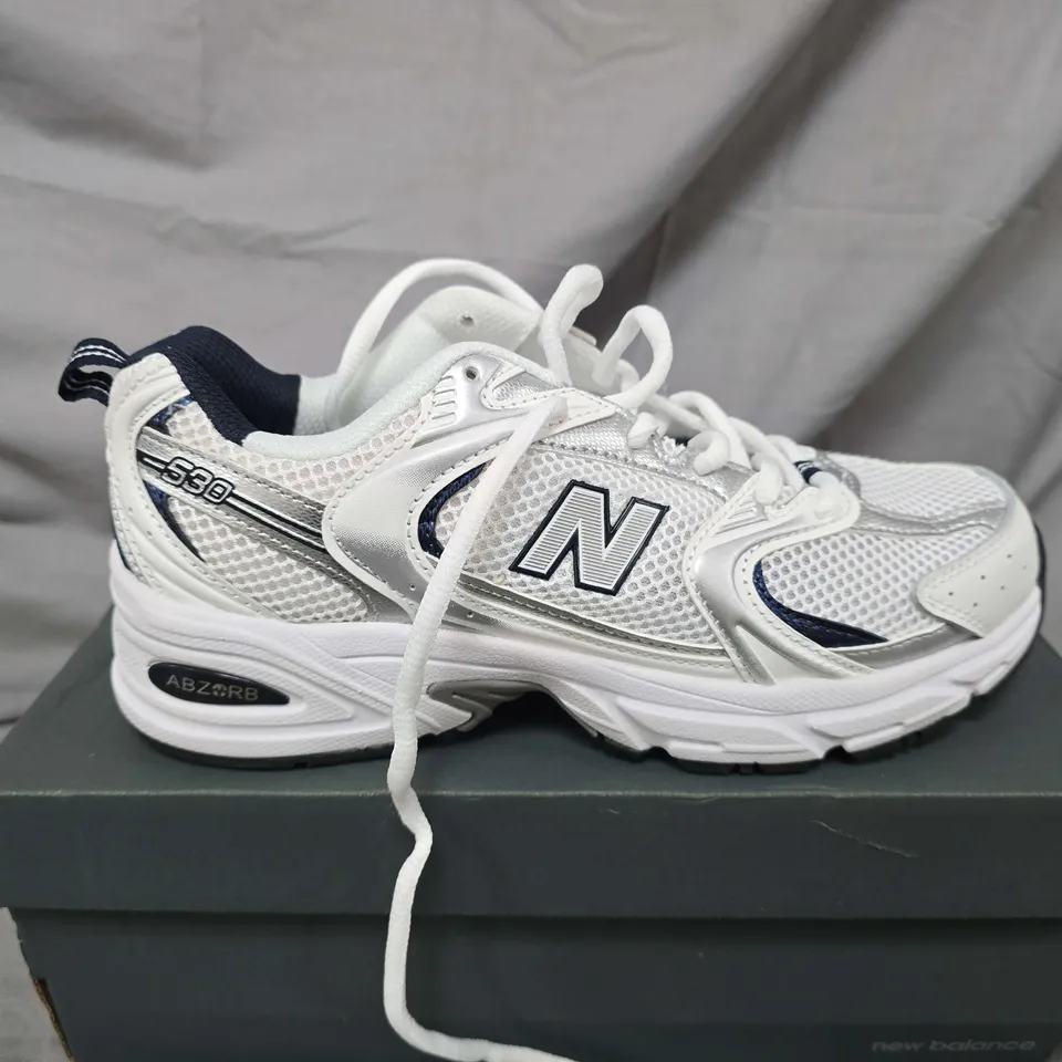 BOXED PAIR OF NEW BALANCE 530 SNEAKERS – WHITE, MEN'S - SIZE 6