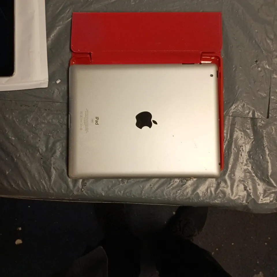 APPLE IPAD 2 TABLET IN RED PROTECTIVE CASE