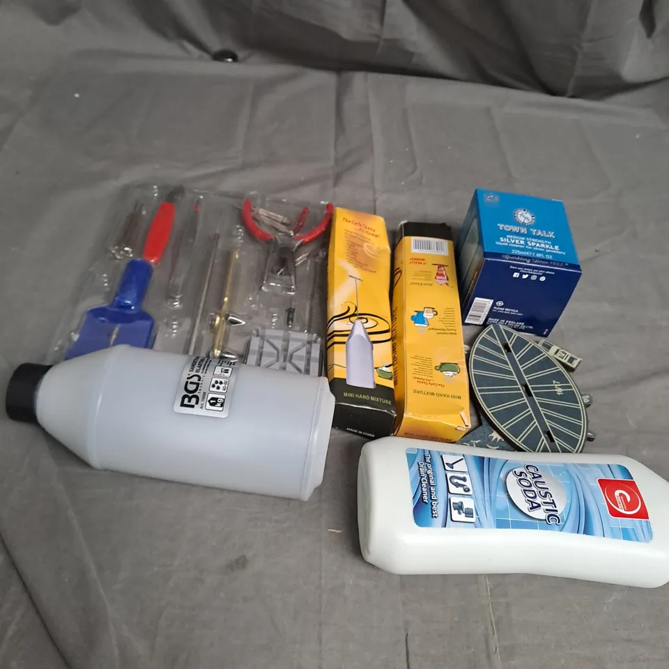 APPROXIMATELY 20 ASSORTED HOUSEHOLD ITEMS TOO INCLUDE TOOL KITS , BLASTING SAND , CAUSTIC SODA