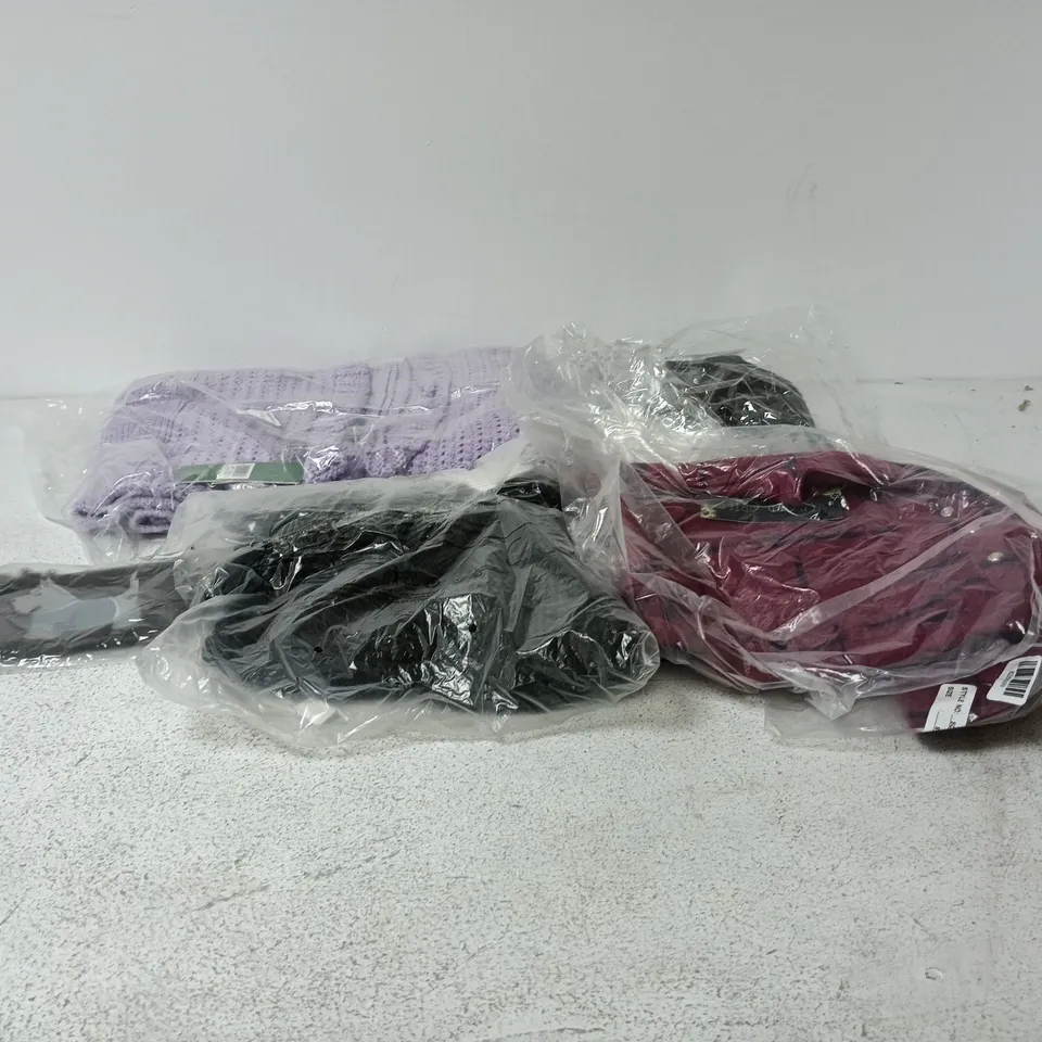 BOX OF APPROXIMATELY 30 ASSORTED CLOTHING ITEMS OF VARIOUS SIZES AND STYLES