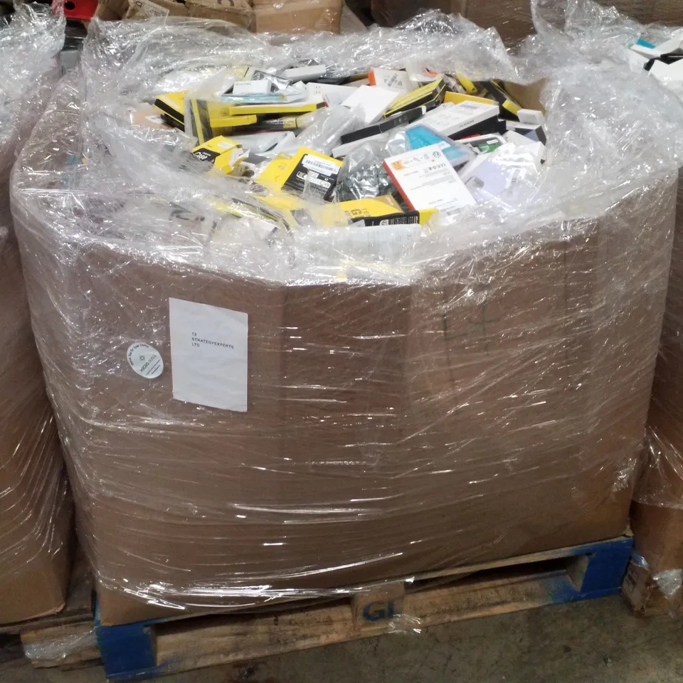 PALLET CONTAINING LARGE QUANTITY OF ASSORTED PHONE CASES