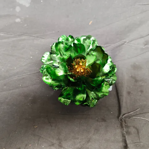 APPROXIMATELY 24 GREEN METALLIC ARTIFICIAL FLOWER DECORATIVE ORNAMENTS WITH CLIPS