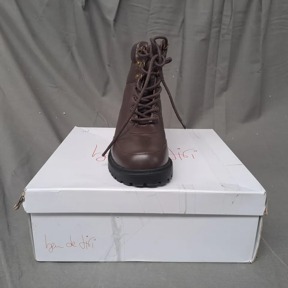 BOXED PAIR OF BEN DE LISI HIKER LEATHER BOOTS IN BROWN SIZE 7
