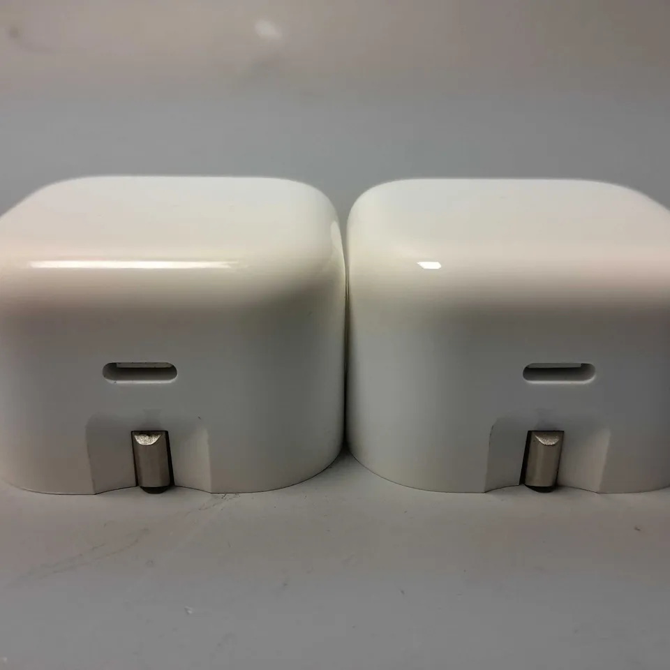 APPROXIMATELY 190 FOLDING APPLE 20W USB-C PLUGS IN WHITE