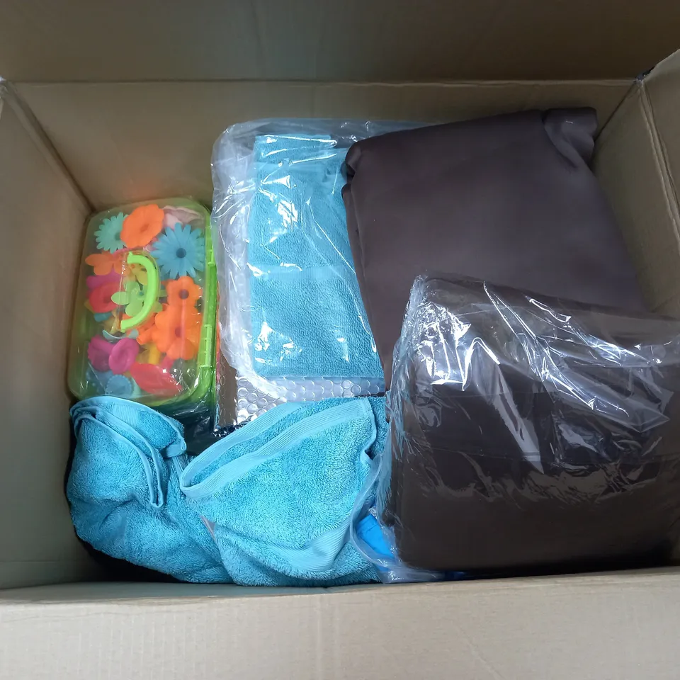 APPROXIMATELY 20 ASSORTED HOUSEHOLD ITEMS TO INCLUDE THERMAL FLASK, EGYPTIAN COTTON HAND TOWEL, GARDEN WASTE BAG, ETC