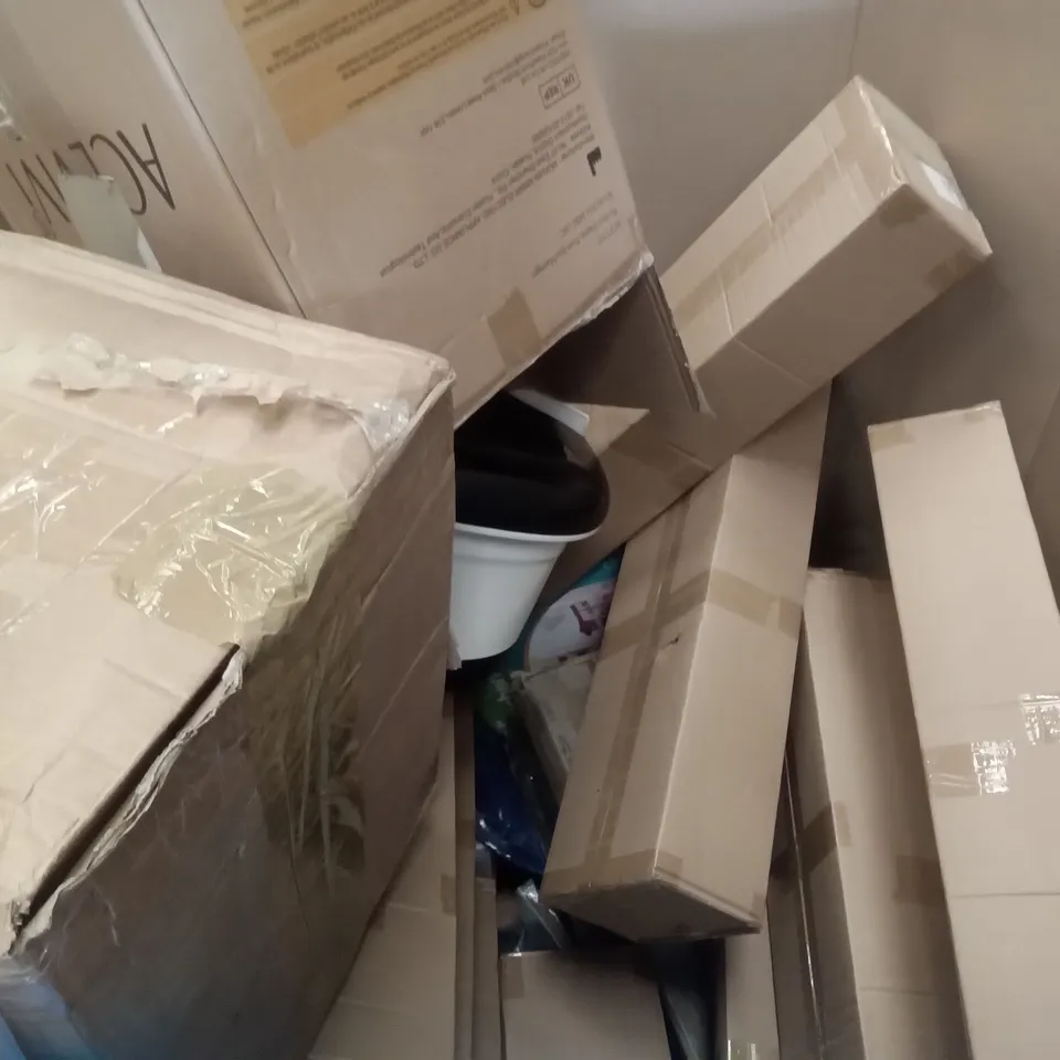 PALLET OF ASSORTED ITEMS INCLUDING TICWELL GARMENT STEAMER, DOUBLE SMUGGLERS WALL LIGHT IN BEESWAX, SKATEBOARDS, MY LITTLE CHEF KITCHEN PLAY SET, ACEVIVI FOOT SPA MASSAGER 