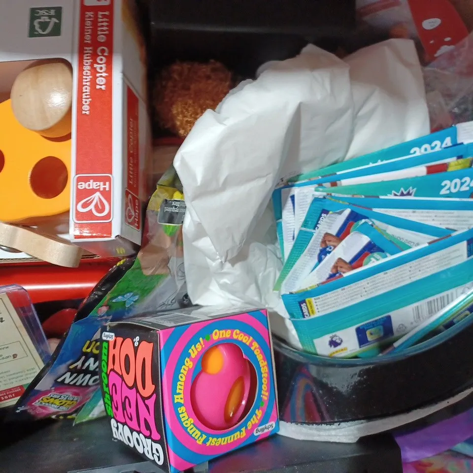 BOX OF APPROXIMATELY 10 ASSORTED TOYS AND GAMES TO INCLUDE WHO WANTS TO BE A MILLIONAIRE, DOBBLE, UNO, ETC