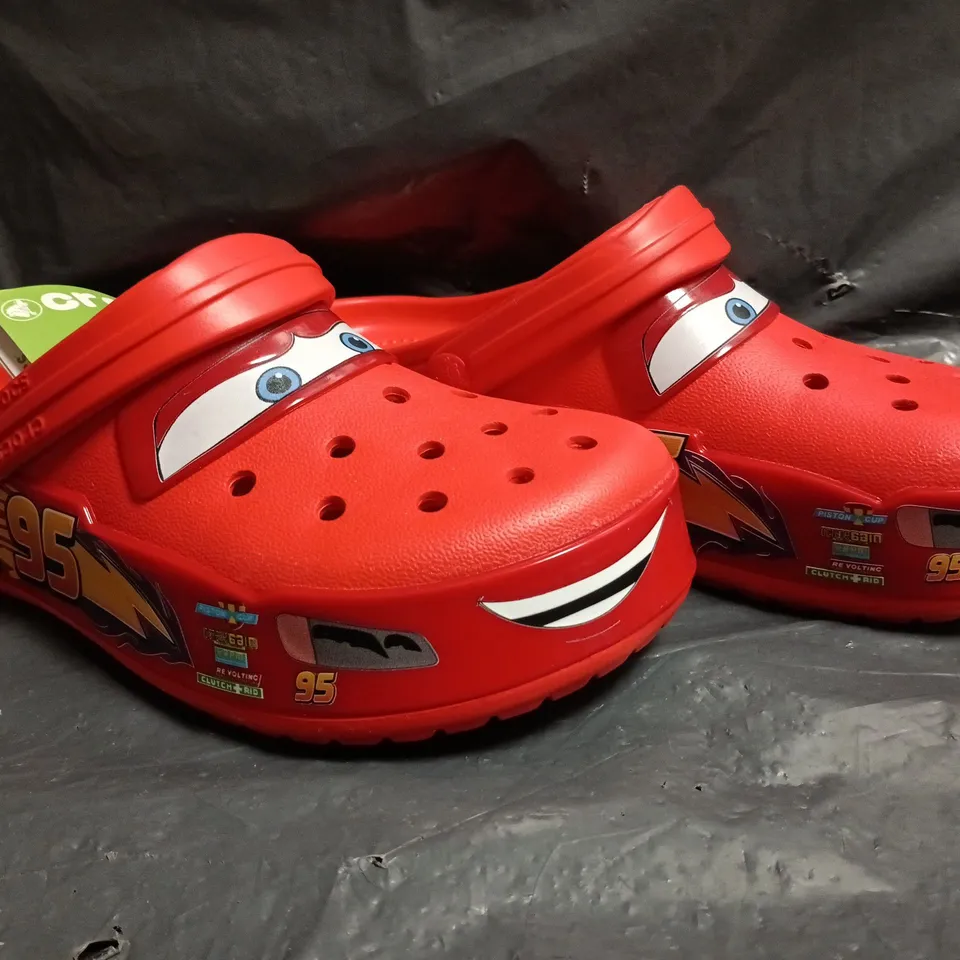 PAIR OF CROCS LIGHTNING MCQUEEN CROCBAND CLOGS SIZE UK M5/W6