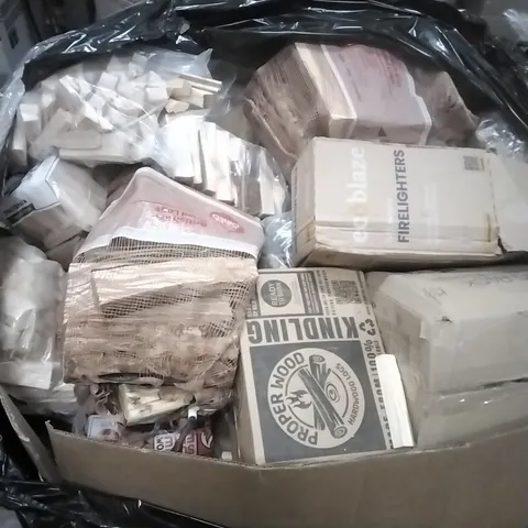 A PALLET CONTAINING A LARGE QUANTITY OF GARDEN SUPPLIES WHICH INCLUDE; DRIED LOGS, NATURAL WOOD FIRELIGHTERS ETC