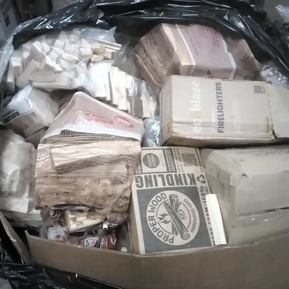 A PALLET CONTAINING A LARGE QUANTITY OF GARDEN SUPPLIES WHICH INCLUDE; DRIED LOGS, NATURAL WOOD FIRELIGHTERS ETC
