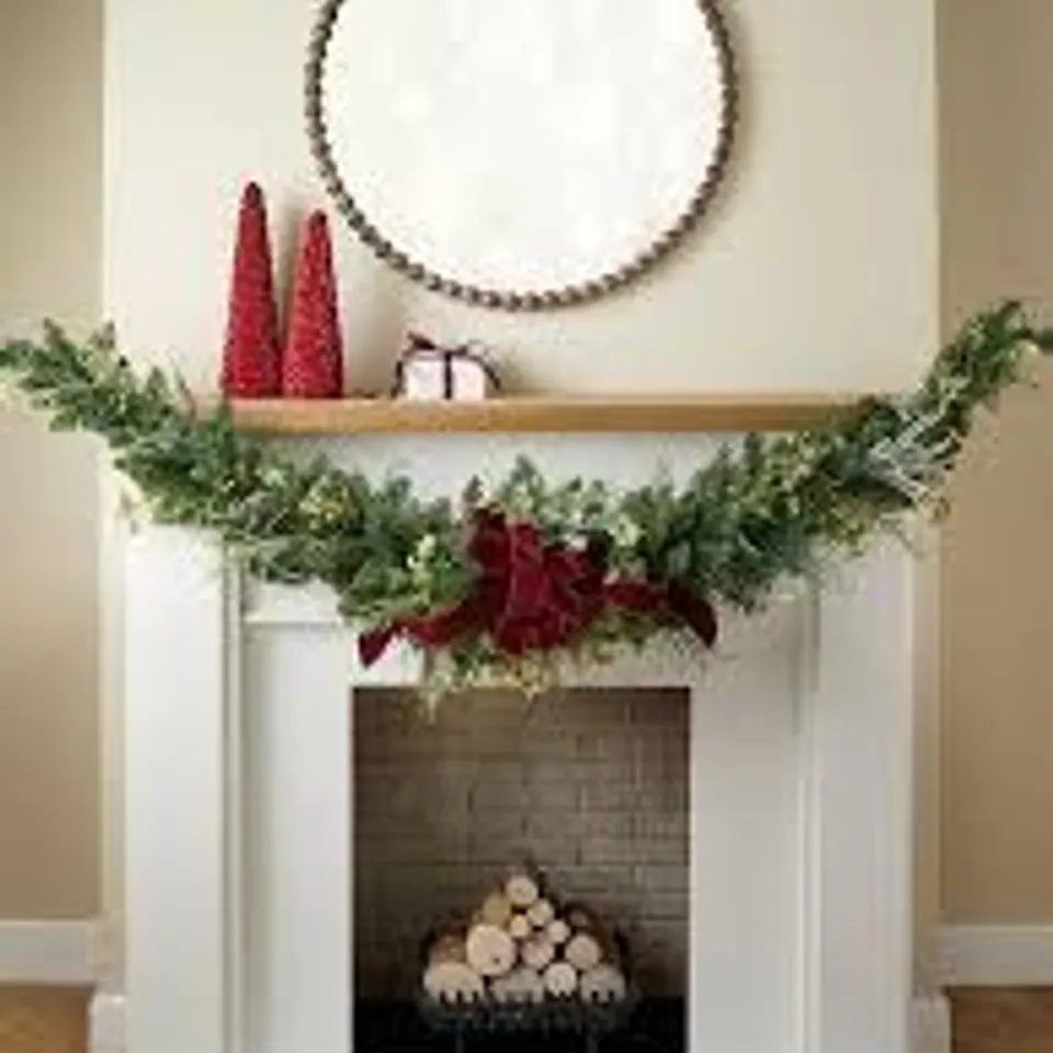 BOXED 180cm GREEN BERRIES AND FOLIAGE MANTLE CHRISTMAS GARLAND