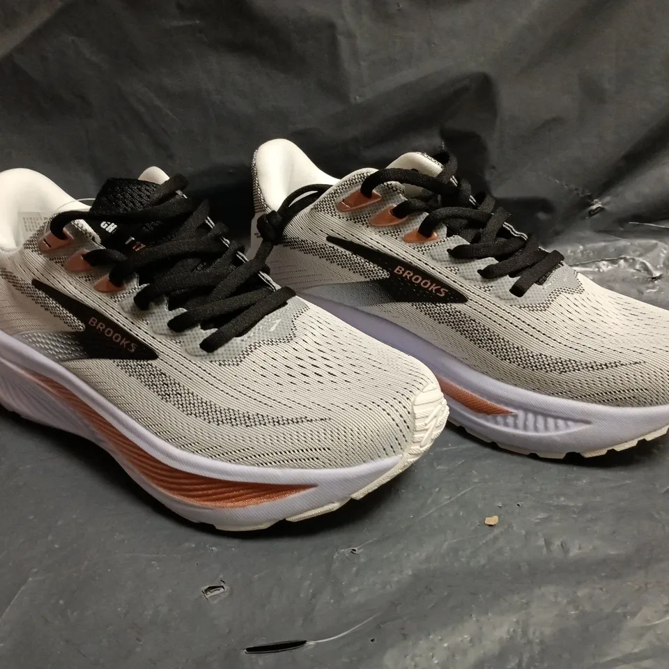 PAIR OF BROOKS GHOST TRAINERS IN LIGHT GREY/MULTI SIZE UK 4.5
