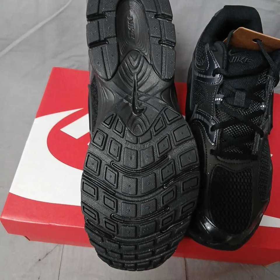 NIKE V5 RNR BLACK/ANTHRACITE SNEAKERS – MENS US 10.5 (UK 9.5 / EUR 44.5)