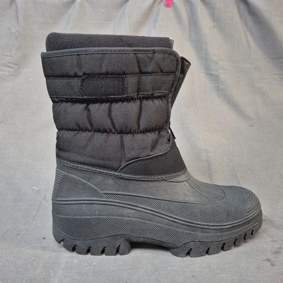 BOXED UNBRANDED SNOWBOOTS IN BLACK EU SIZE 43