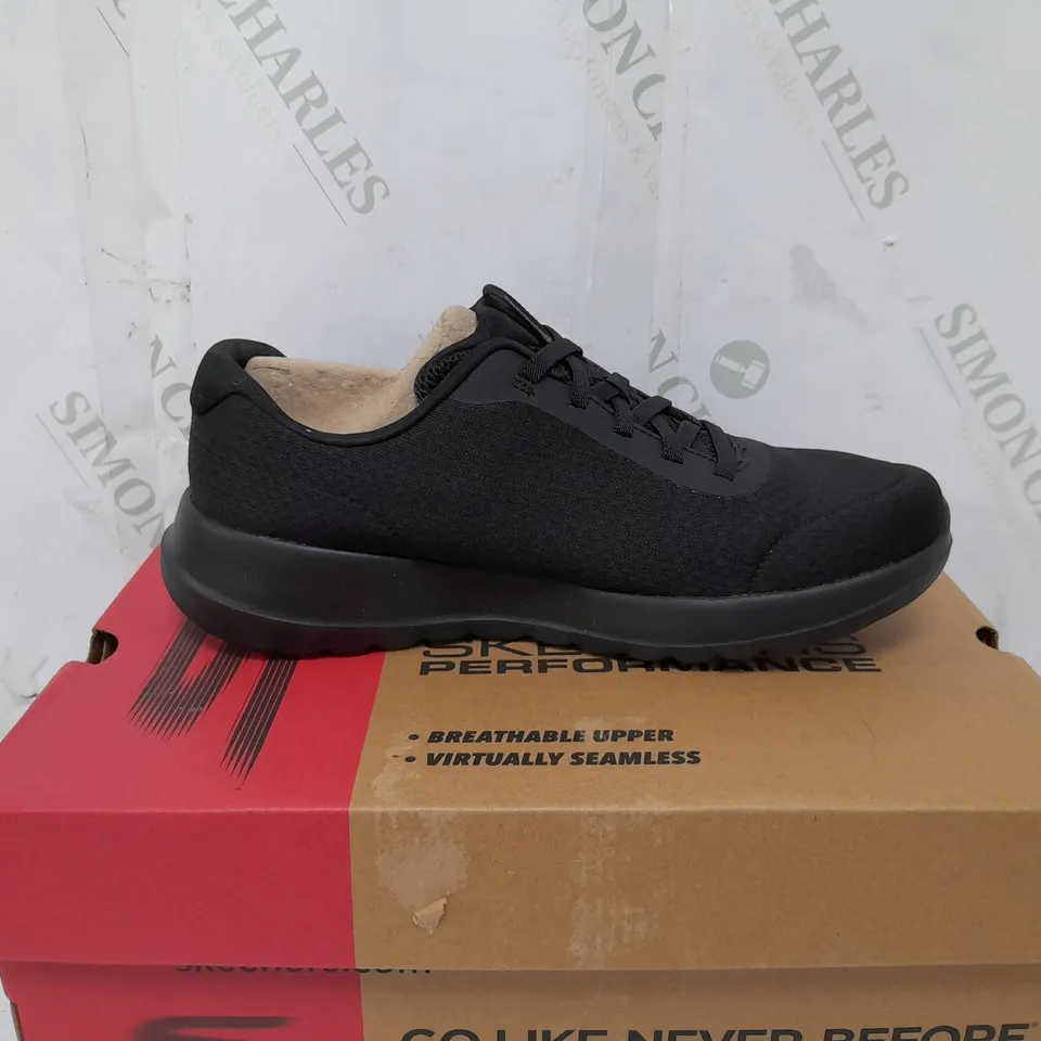 BOXED PAIR OF SKECHERS GO WALK TRAINERS IN BLACK SIZE 5
