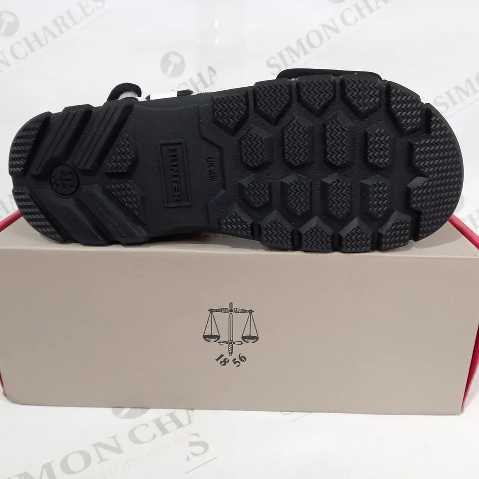 BOXED PAIR OF HUNTER WOMENS MESH OUTDOOR SANDALS IN WHITE/BLACK UK SIZE 4