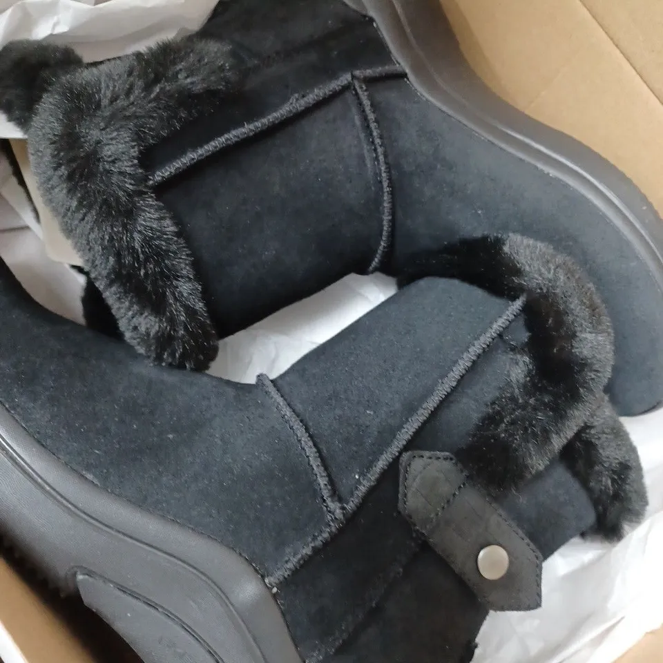 BOXED SKECHERS ON-THE-GO MIDTOWN CHILL BABY BOOTS, BLACK - SIZE 5 