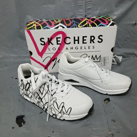 BOXED PAIR OF SKETCHERS LA WHITE LACE UP TRAINERS UK 5