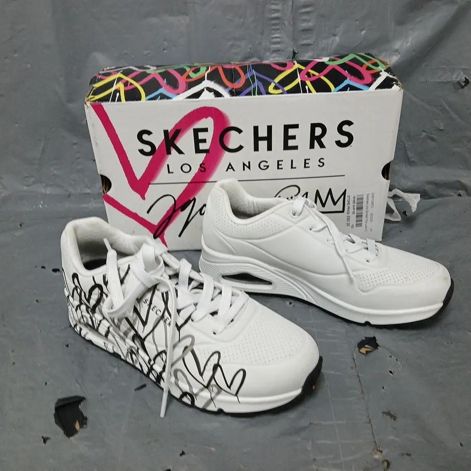 BOXED PAIR OF SKETCHERS LA WHITE LACE UP TRAINERS UK 5 