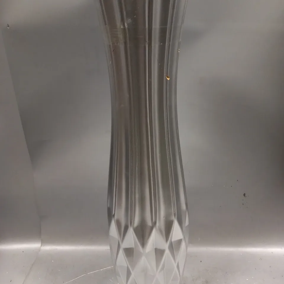 BOXED TALL GEOMETRIC VASE IN SILVER APPROX 60X16CM