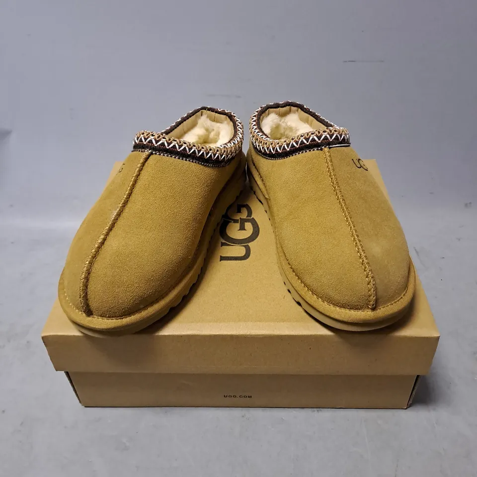 BOXED PAIR OF UGG DAKOTA SHOE IN BROWN SIZE 4