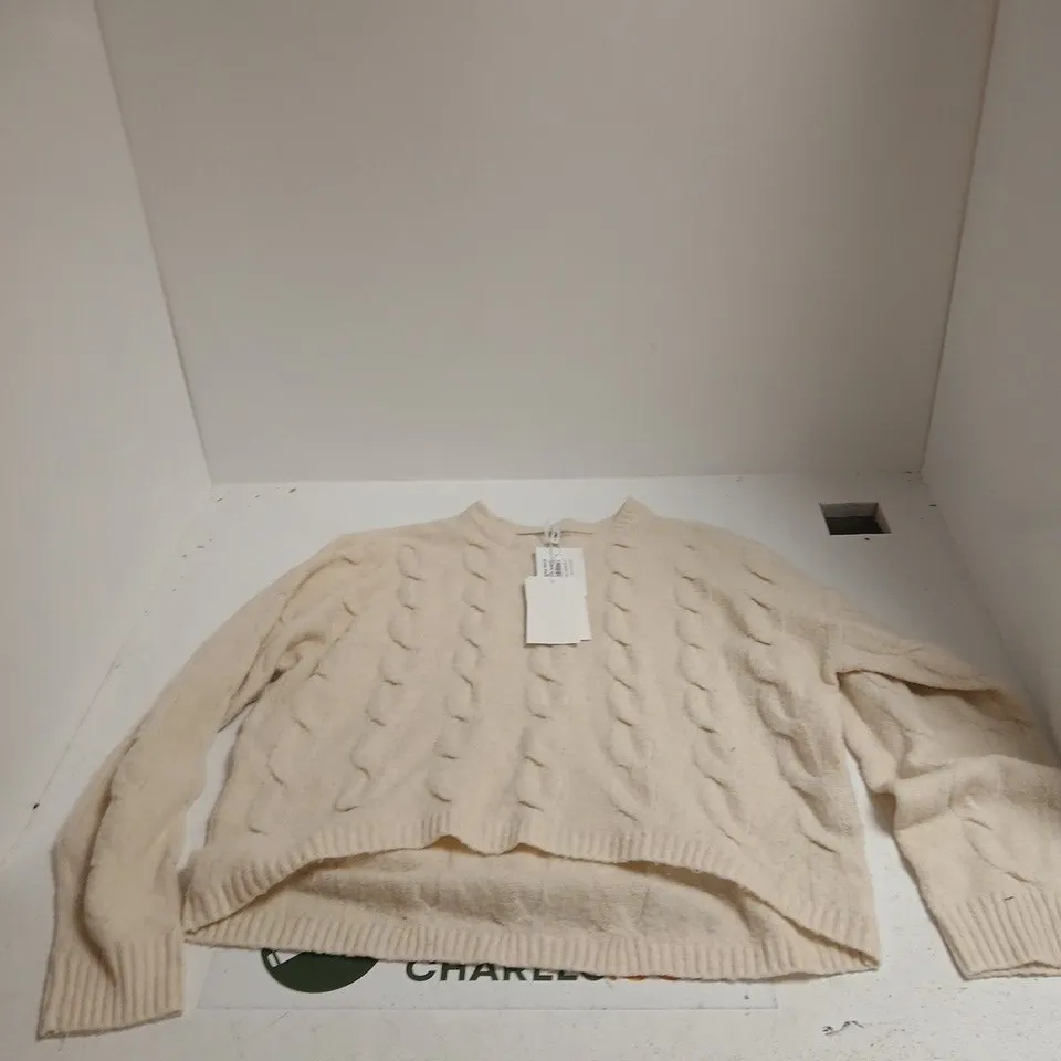BOX OF APPROXIMATELY 25 ASSORTED CLOTHING ITEMS TO INCLUDE: ONLY CREAM KNIT JUMPER SIZE XS