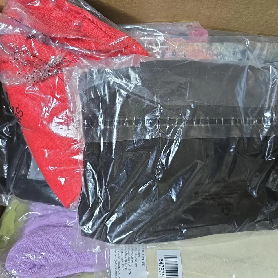 APPROX 12 ASSORTED ITEMS OF CLOTHING TO INCLUDE TROUSERS, JUMPERS, TOPS, ETC