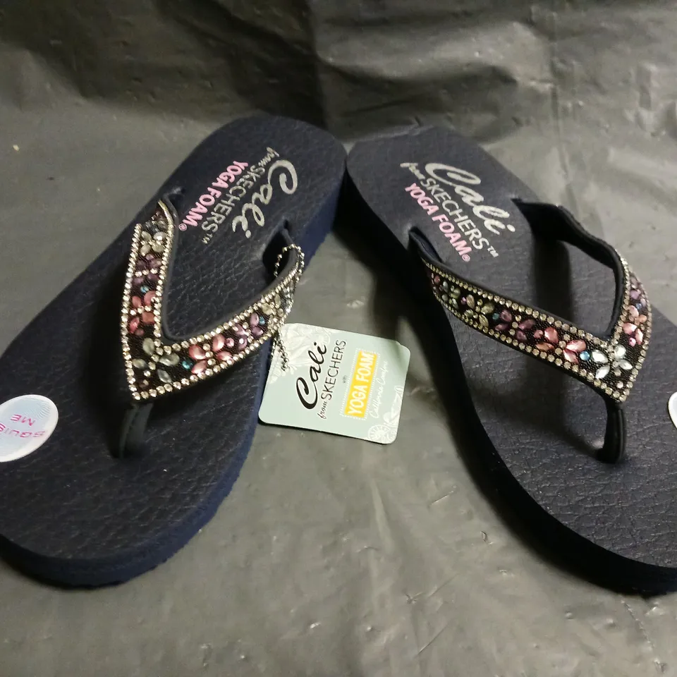 BOXED PAIR OF CALI BY SKECHERS TOE-POST FLIP FLOPS IN NAVY W. JEWEL EFFECT SIZE UK 3