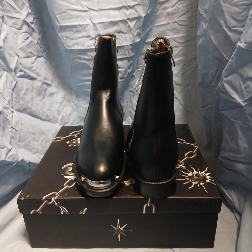 BOXED KOI REGICIDE MENS ZIP UP BOOTS IN BLACK - UK 12