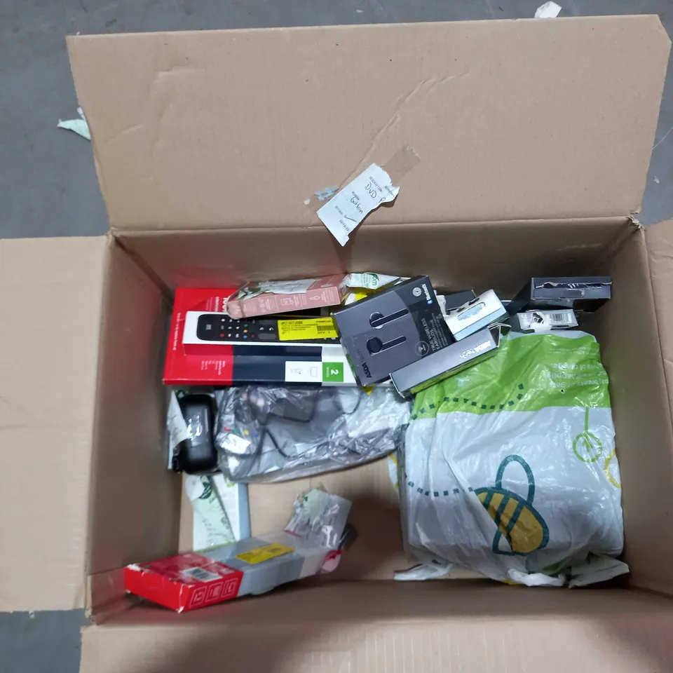 BOX OF APPROXIMATELY 15 ASSORTED ITEMS TO INCLUDE A JUICE-DISCOXL WITH REMOTE, A HDMI DVD PLAYER WITH REMOTE AND A PAIR OF WIRELESS HEADPHONES