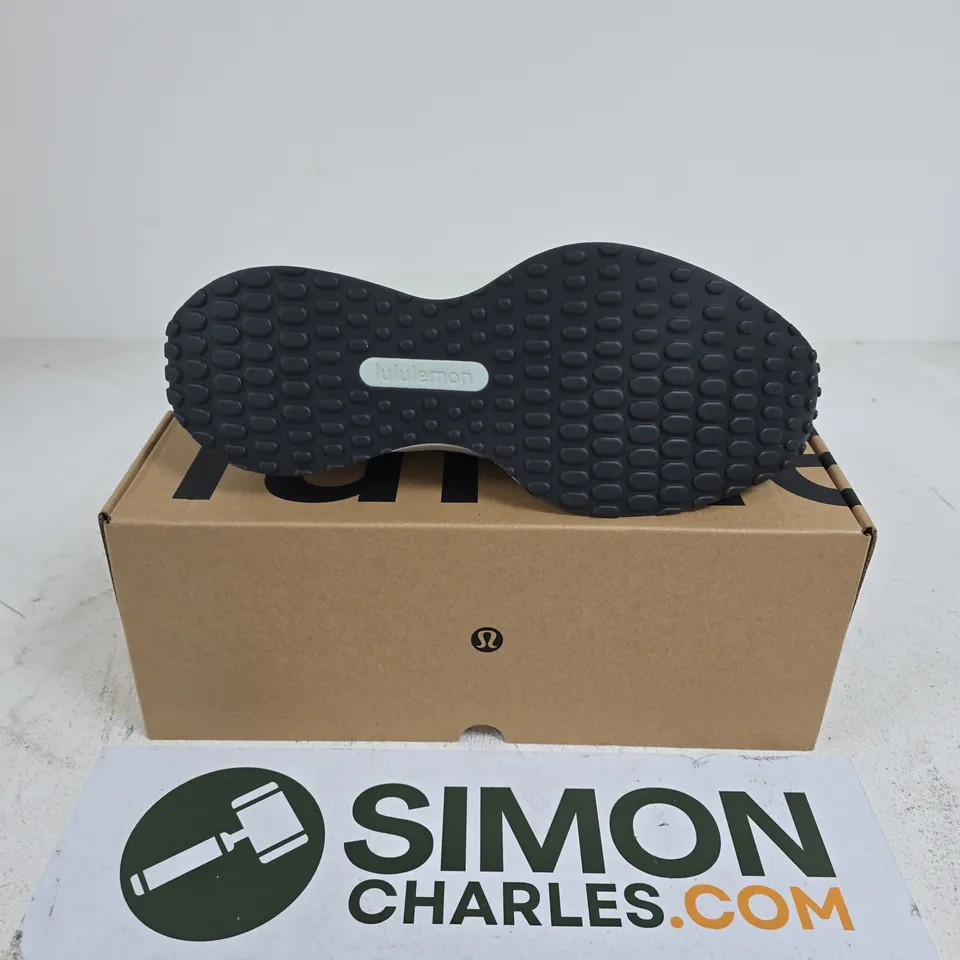 BOXED PAIR OF LULULEMON MENS CROSSCITY SNEAKERS IN GREY - UK 10.5
