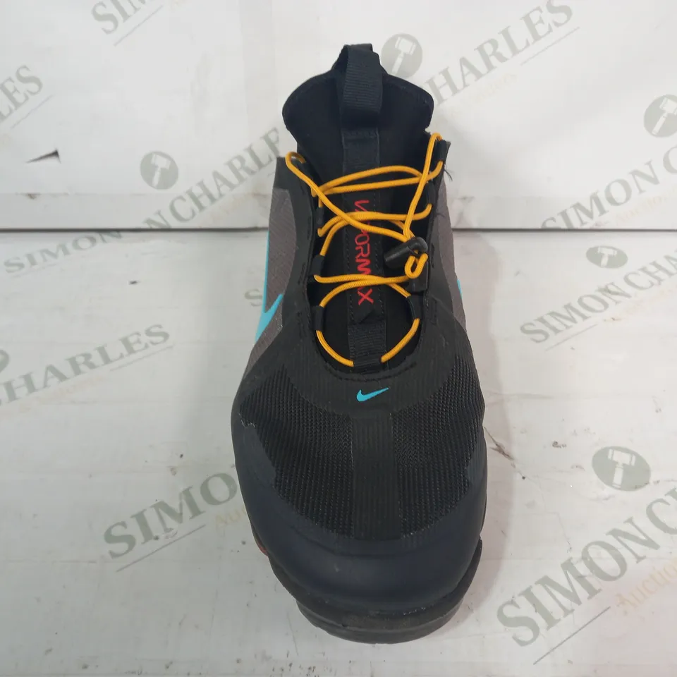 BOXED PAIR OF NIKE VAPORMAX SHOES IN BLACK/GREY/BLUE/YELLOW UK SIZE 8.5